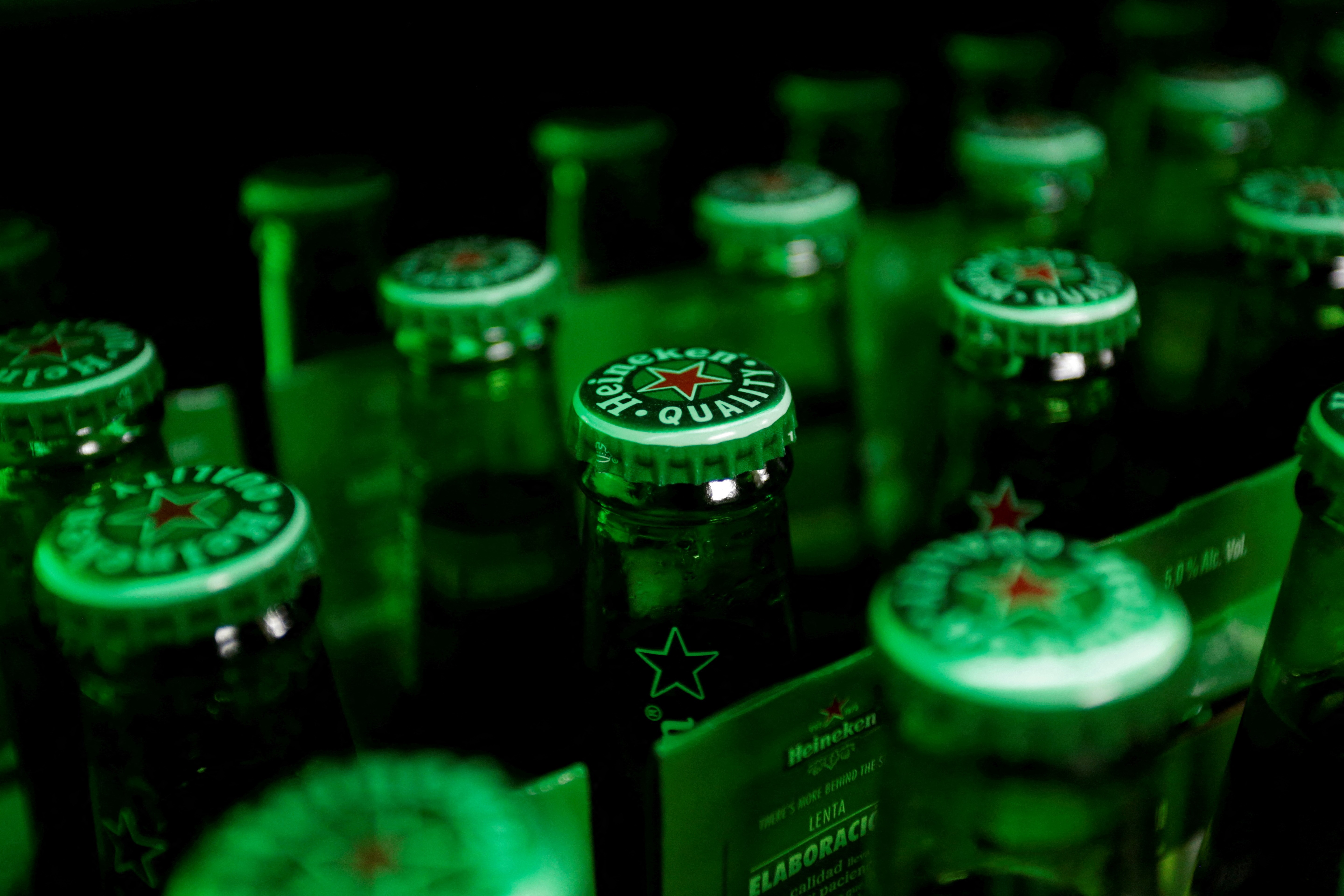É #FAKE vídeo de Reinaldo Gottino afirmando que polícia encontrou lotes de Heineken com metanol; trata-se de IA