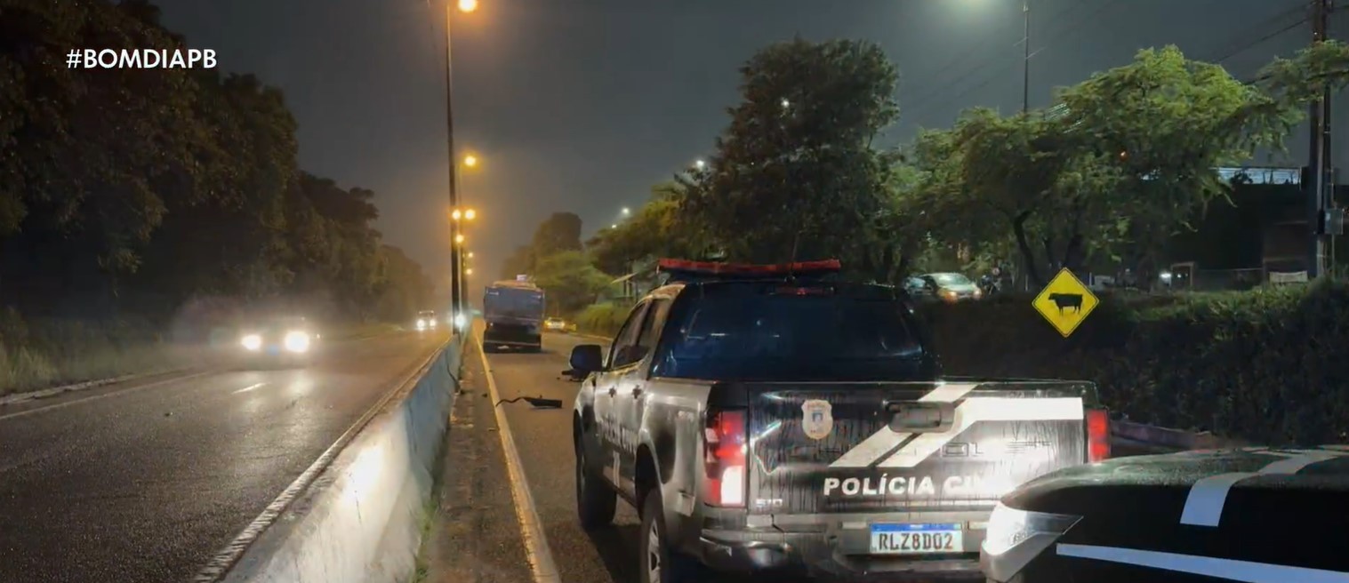 Motociclista morre após colisão traseira em carreta, em João Pessoa