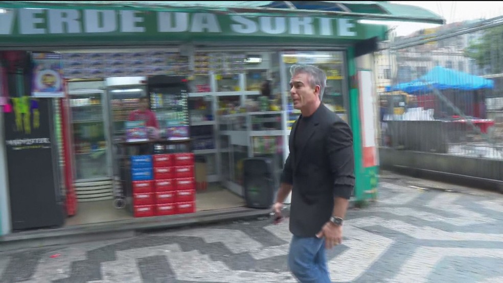 Rogério Andrade chega para retirar tornozeleira — Foto: Reprodução TV Globo
