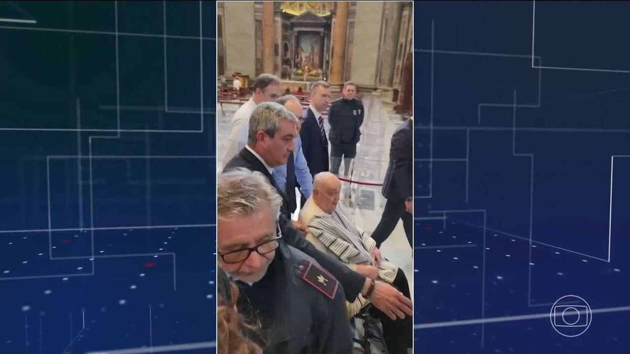 Papa Francisco participa da missa de Domingo de Ramos no Vaticano