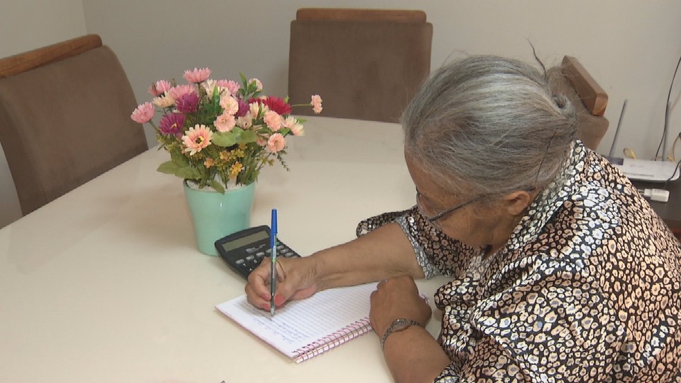 Sebastiana estudando em Jataí — Foto: Reprodução/Tv Anhanguera