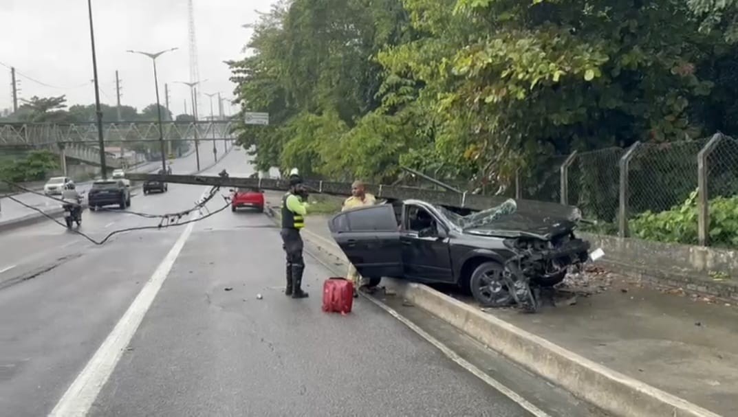 Motorista perde controle do carro e derruba poste em João Pessoa 