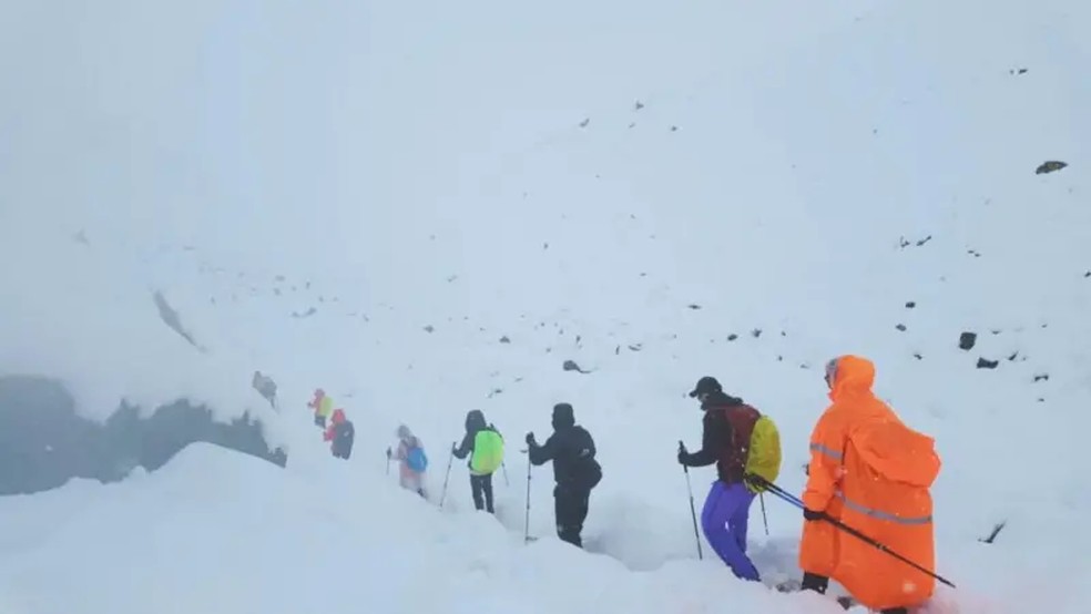 Pessoas deixando o acampamento depois da tempestade de neve na sexta-feira (3) — Foto: REUTERS