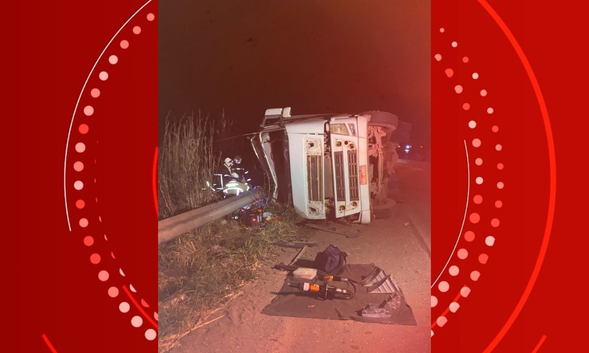 Motorista morre após carreta tombar em rodovia na Bahia