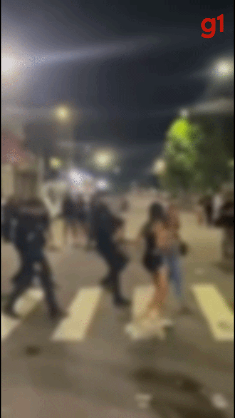 Cabo da PM é afastado após chutar as costas e derrubar adolescente no Carnaval de Campo Grande