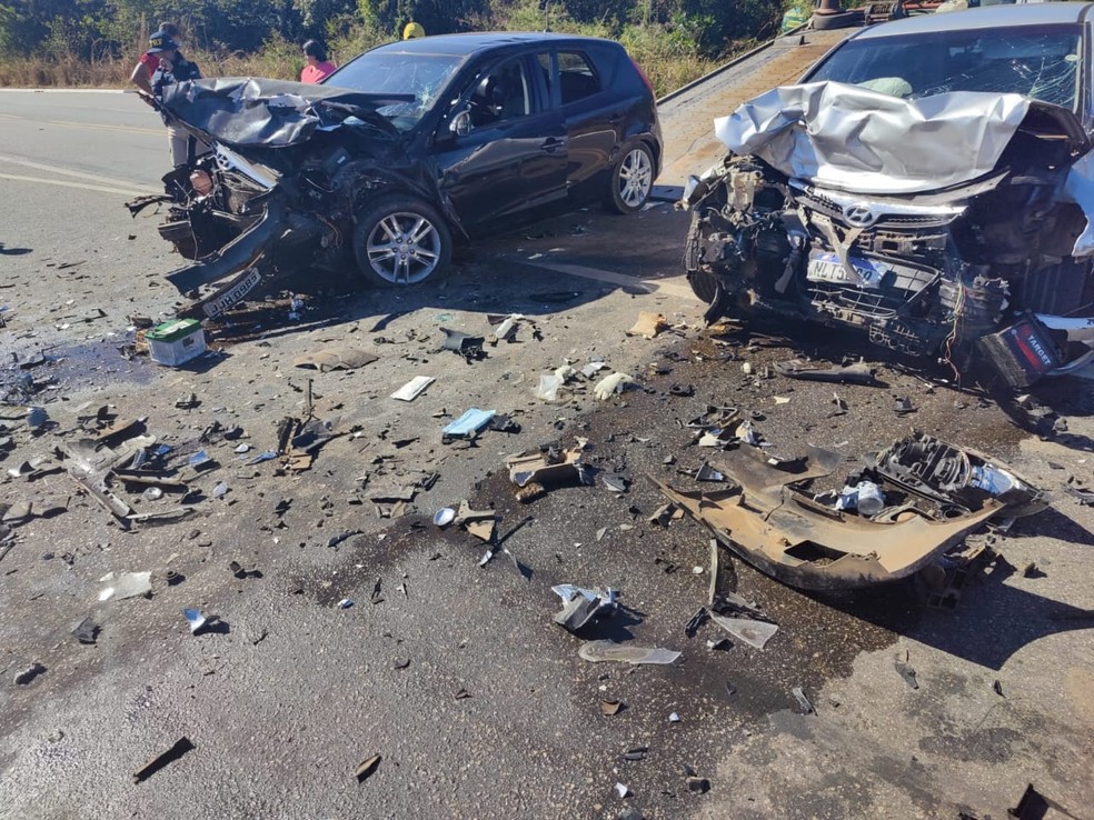 Três pessoas ficam feridas em colisão na rodovia BR-135 em Cristino Castro, no Piauí — Foto: Reprodução