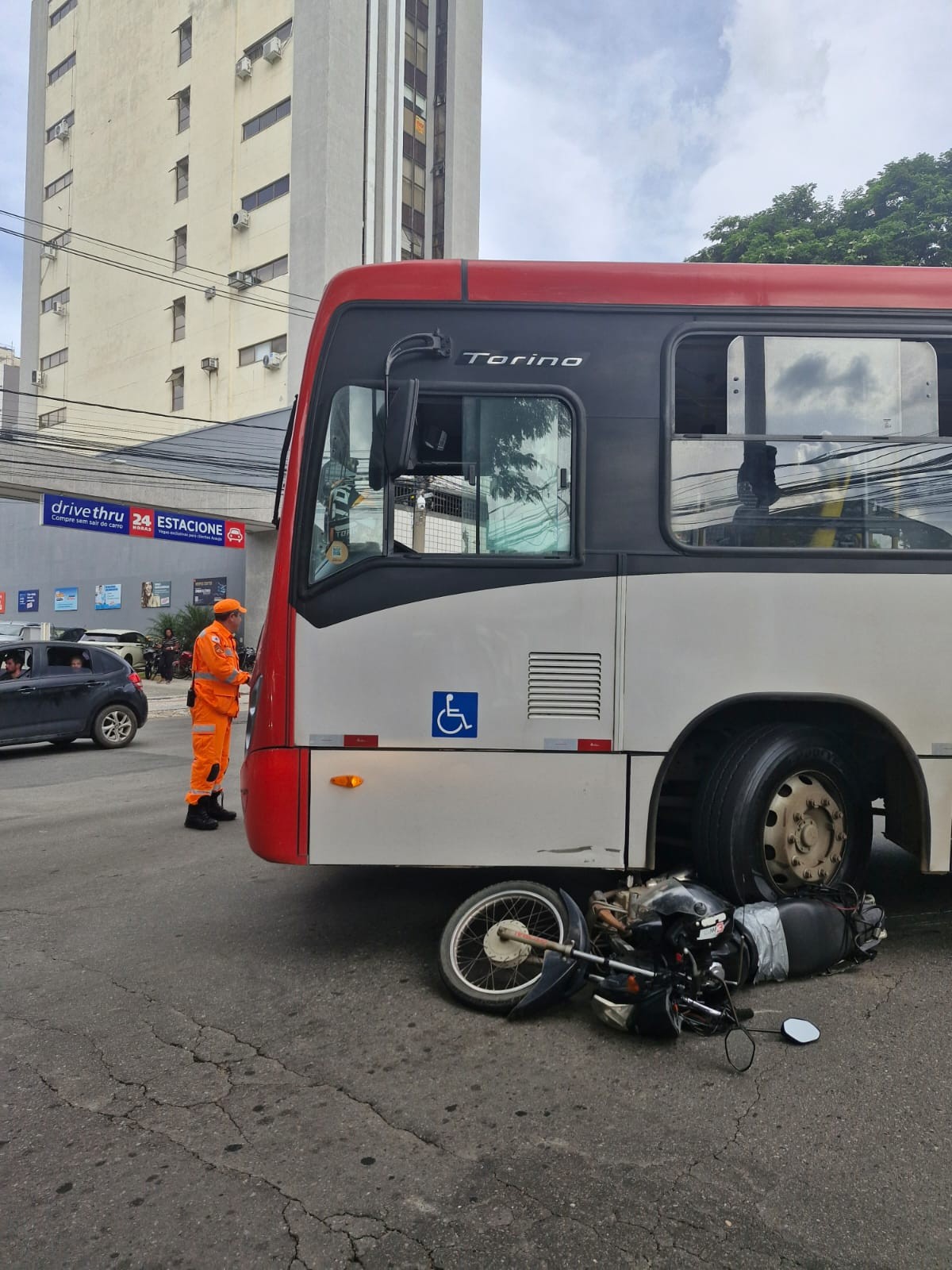 Motociclista tem pé dilacerado após acidente com ônibus urbano em Juiz de Fora