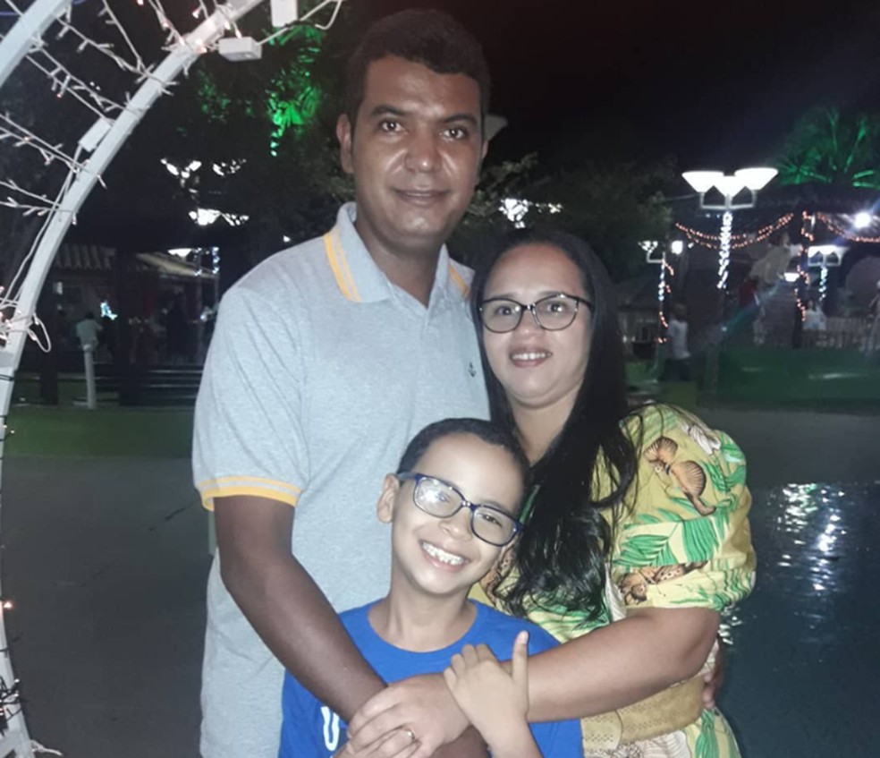 Erivaldo, Tatiane e Emanuel morreram no acidente entre ônibus de turismo e caminhão na Bahia — Foto: Redes sociais