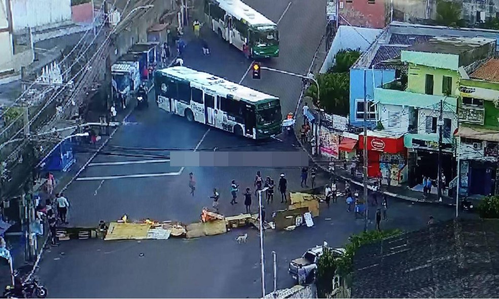 Moradores atravessaram ônibus após morte de jovem em Salvador — Foto: Arquivo Pessoal