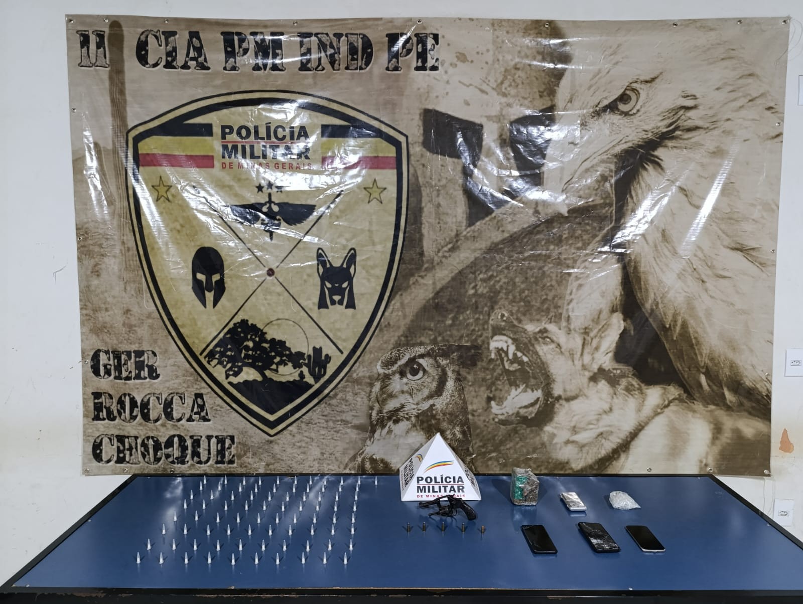 Após perseguição, PM apreende arma e drogas com motorista sem CNH que seguia com família em carro