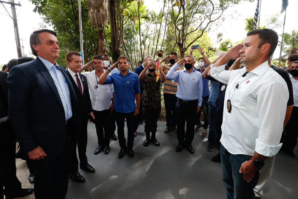Coronel Mello Araújo prestando continência ao então presidente Jair Bolsonaro, no Ceagesp, em dezembro de 2020 — Foto: Alan Santos/PR