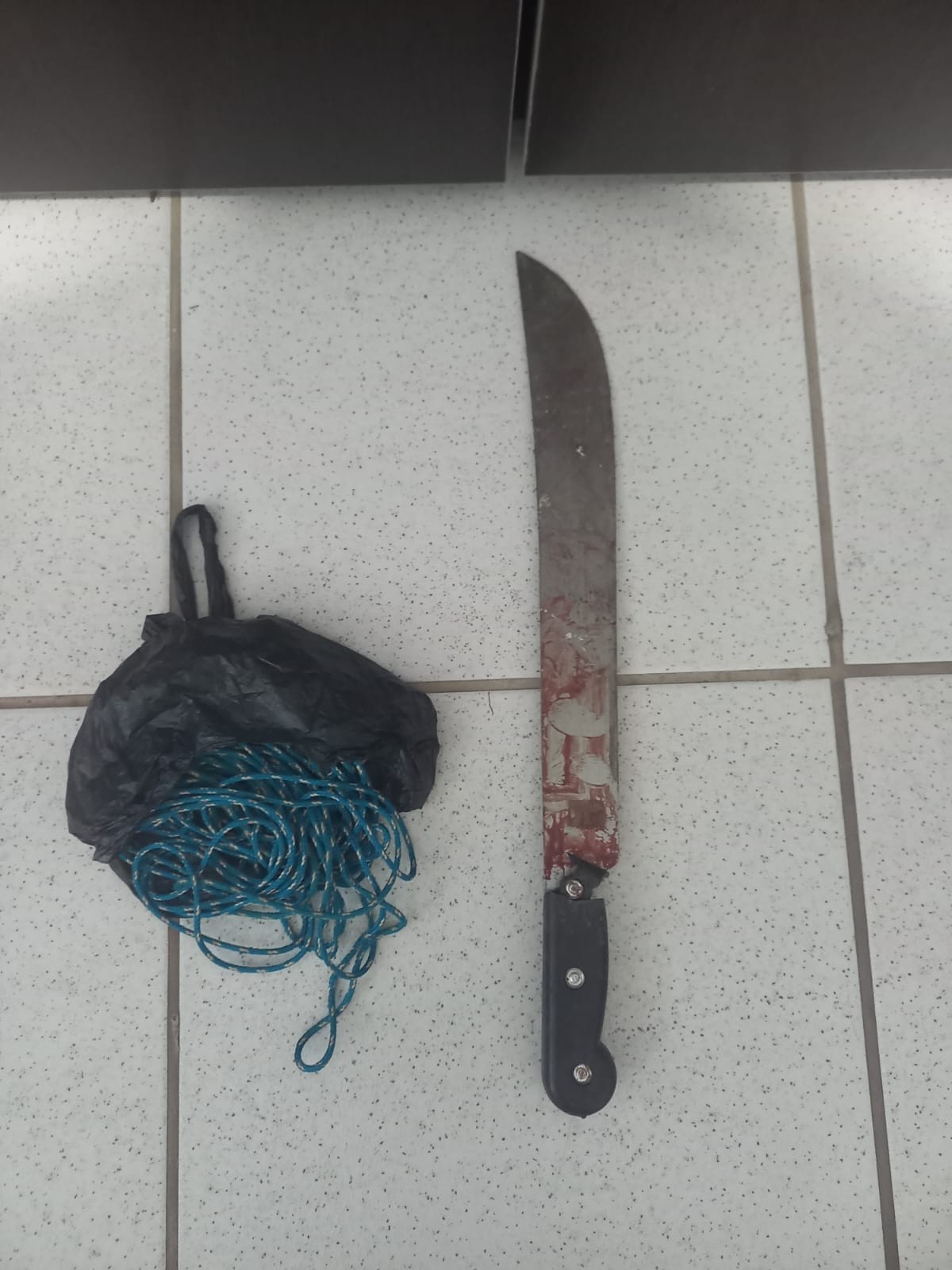 Homem em liberdade condicional fere duas pessoas com facão e é preso por tentativa de latrocínio em Rio das Pedras