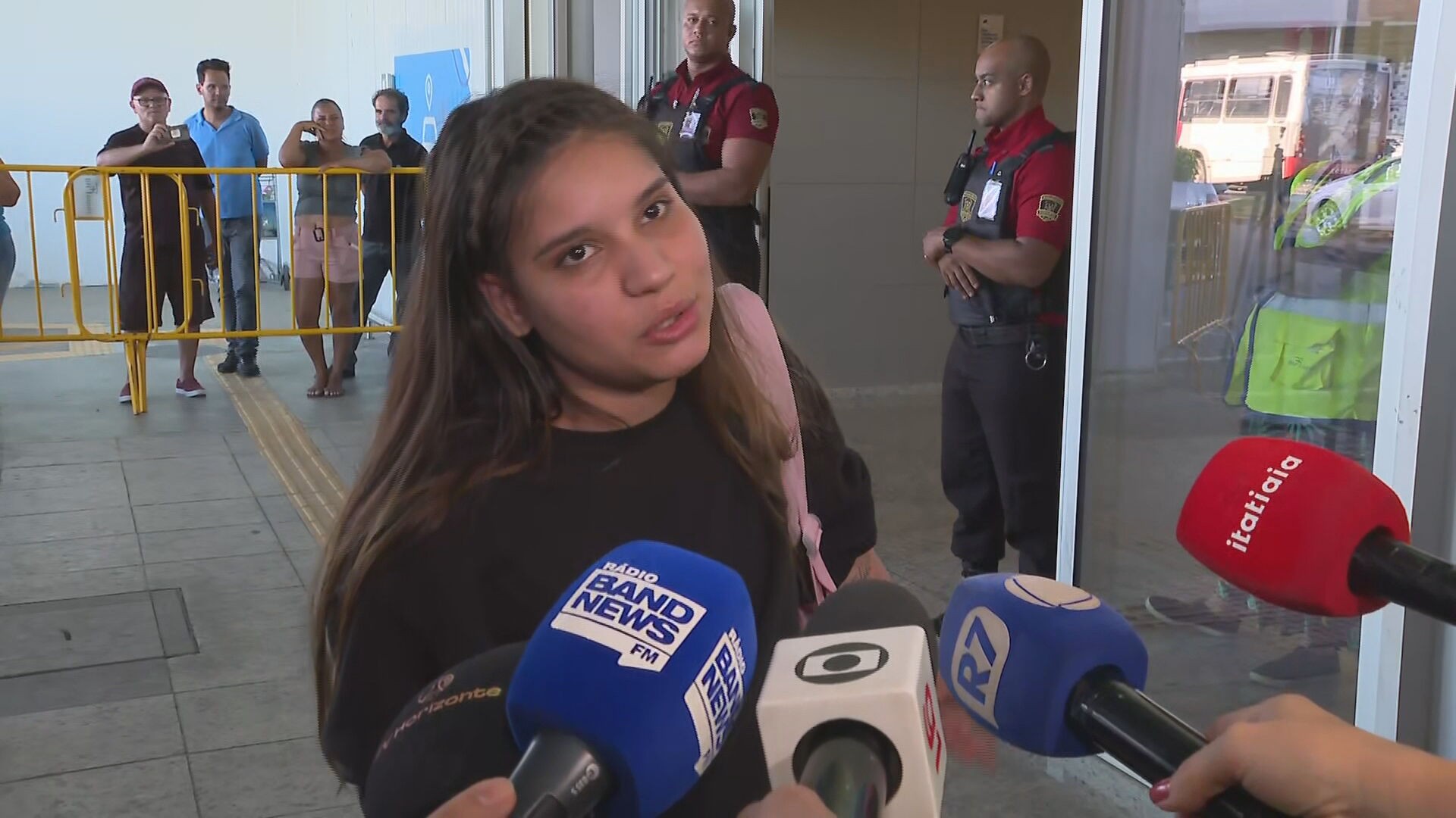 'Alô, Valadares, estou voltando; sofri demais naqueles EUA', diz deportada que saiu de 'polo migratório' brasileiro