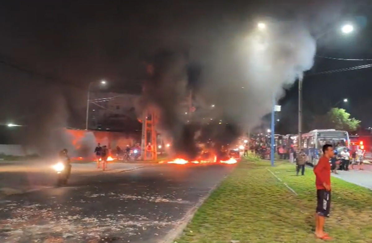 Manifestantes fazem protesto e interditam PE-15, no Grande Recife; VÍDEO