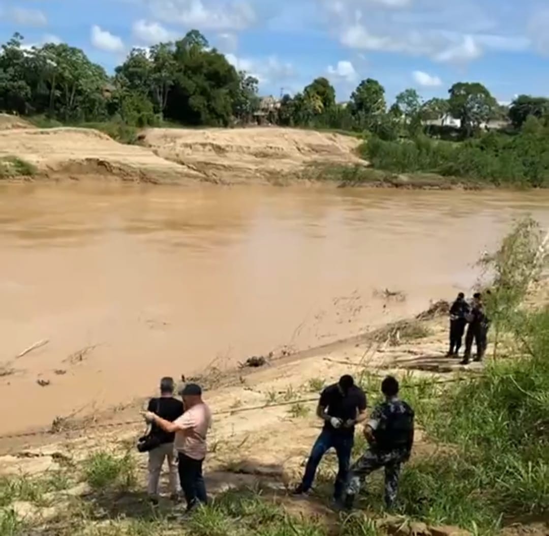 Corpo de homem amarrado com pedra é encontrado dentro do Rio Acre na capital