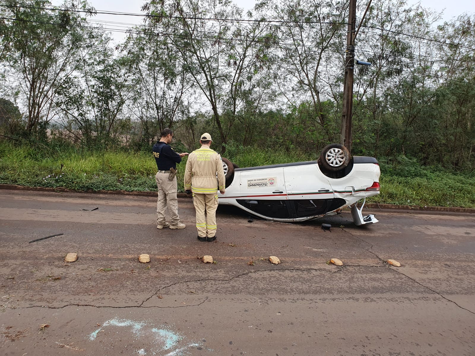 Carro de Secretaria de Saúde capota na BR-277 e cinco pessoas ficam feridas, no Paraná