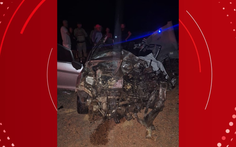 Carro de família que morreu em acidente na Bahia ficou destruído — Foto: PRE