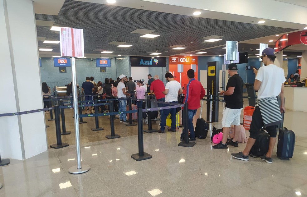 Passageiros com voos cancelados por companhia aérea, começam a embarcar em novo voo, em Campina Grande. — Foto: Ewerton Correia/TVPB