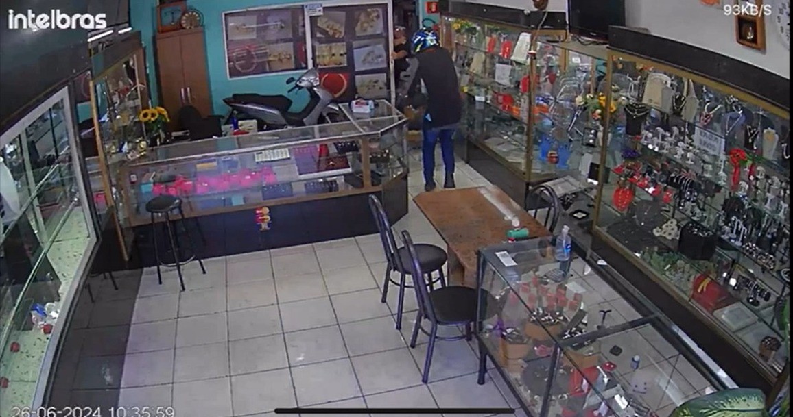 Bandido armado tenta assaltar joalheria e comerciante reage atirando em Uberlândia