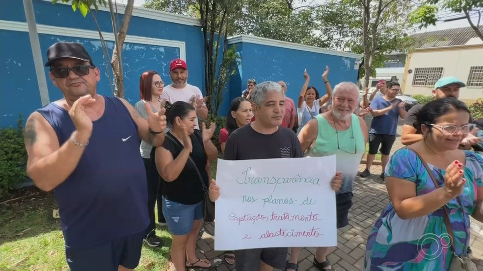 Moradores de Salto (SP) se reúnem em frente ao Saae para protestar contra falta de água — Foto: TV TEM/Reprodução