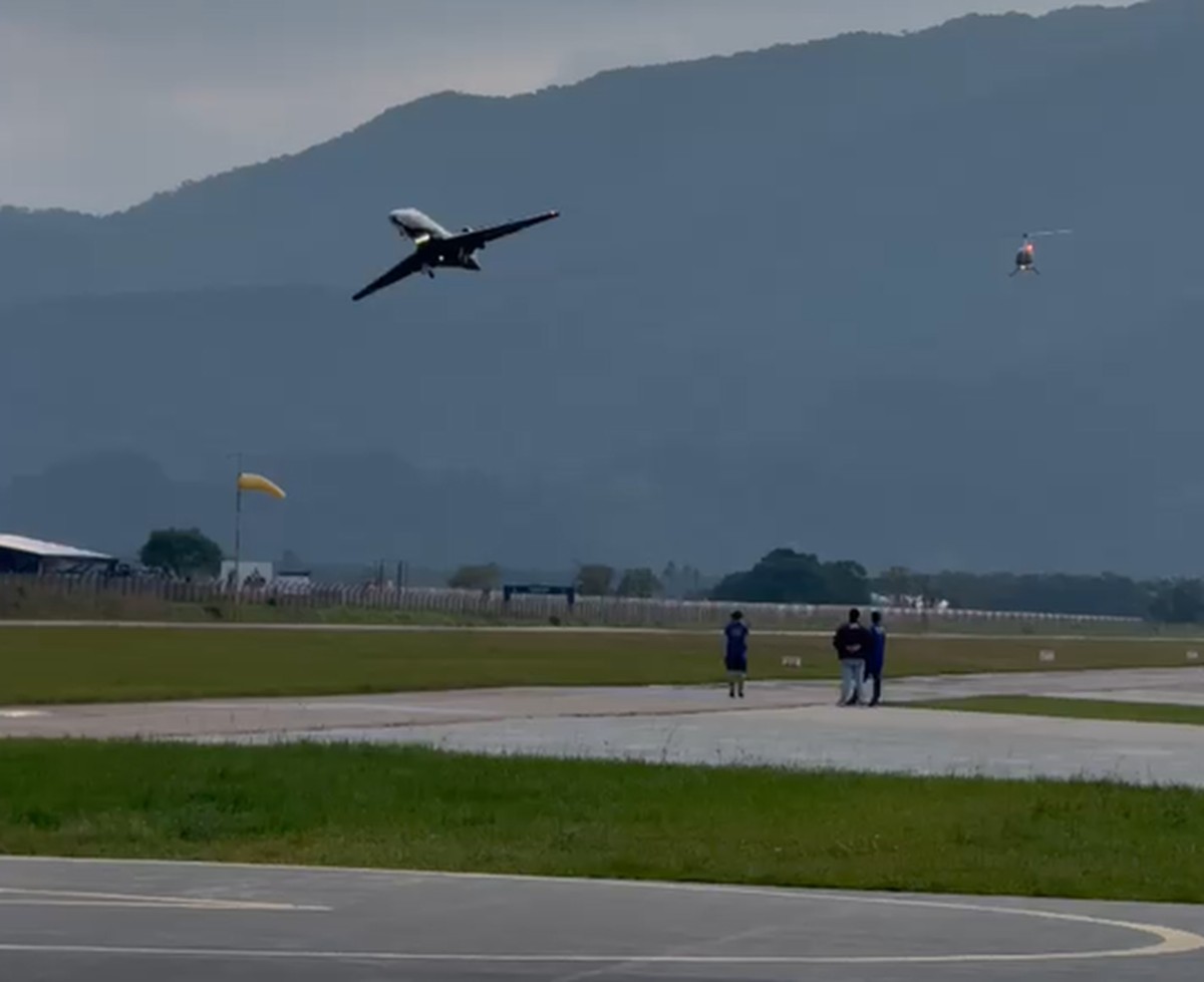 Muito perto ou ilusão de ótica? Jato voa próximo a helicóptero ao decolar em SC e vídeo viraliza