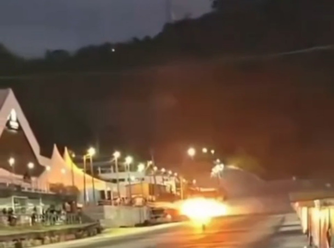 VÍDEO: carro explode e pega fogo durante 'arrancadão' em Balneário Camboriú; piloto é levado ao hospital