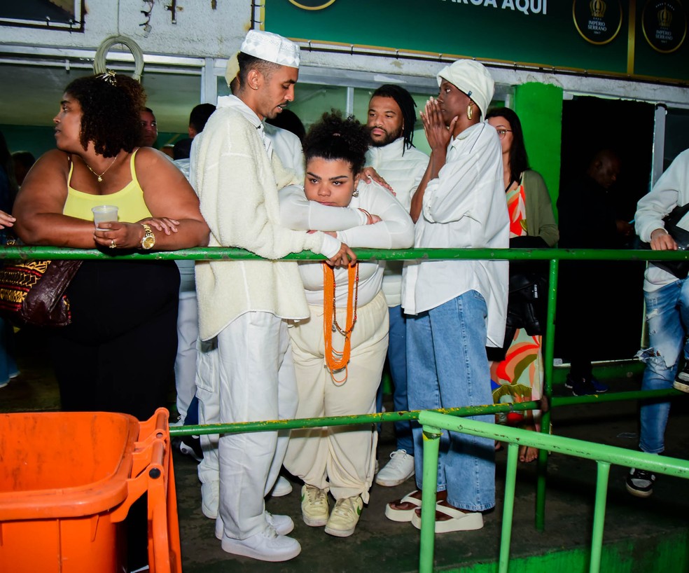 Flora Cruz no gurufim do pai — Foto: Webert Belicio/Agnews