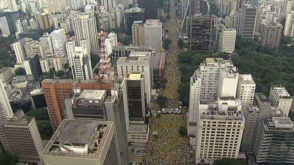 Imagem aérea feita por volta de 14h30 mostra apoiadores de Bolsonaro na Avenida Paulista neste domingo (25) — Foto: Reprodução/g1