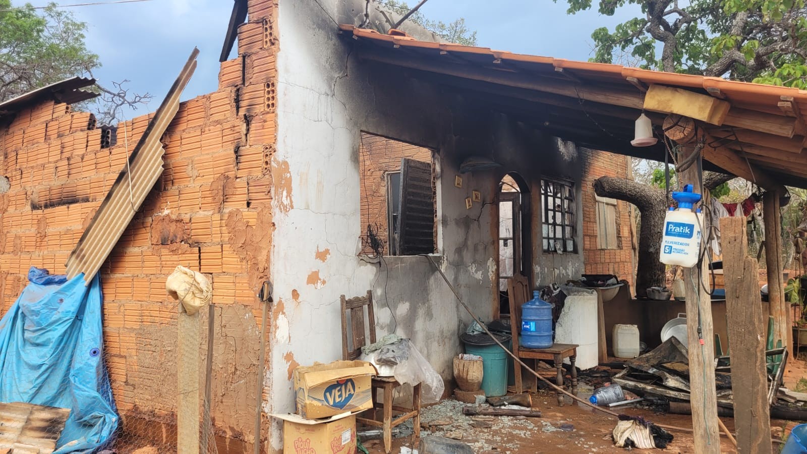 Casa pega fogo na zona rural de Montes Claros após moradora ouvir forte estrondo