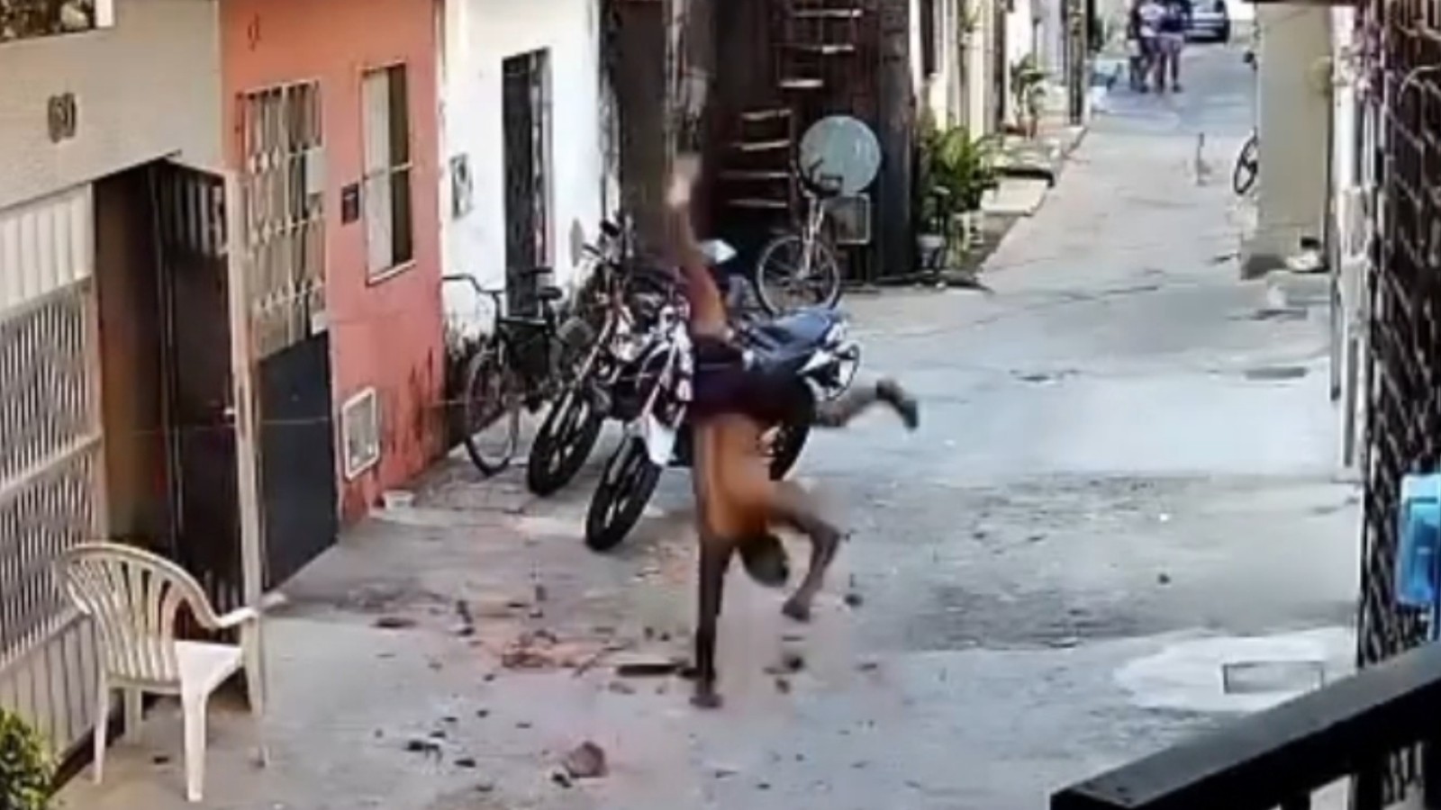 Vídeo: homem fugindo da polícia cai de telhado e bate cabeça no chão
