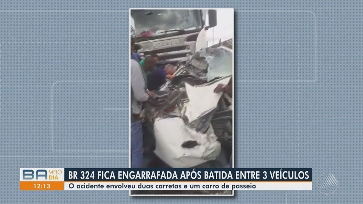 Batida Entre Carro E Carretas Deixa Duas Pessoas Gravemente Feridas E Causa Congestionamento De 