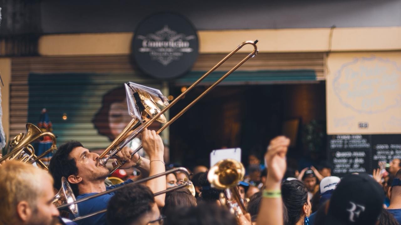 Carnaval de rua em SP mobiliza foliões que aprendem instrumentos e treinam perna de pau para os blocos