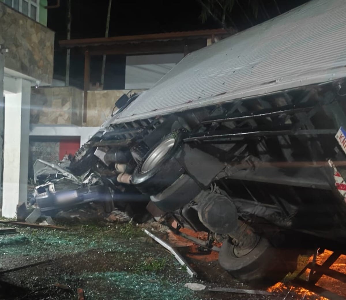 Caminhão arrasta carro e mata criança no dia da festa de aniversário em Nova Friburgo: 'pai estacionou para comprar refrigerante'