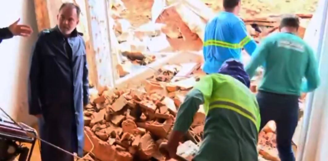 VÍDEO: chuva forte em Rio Pardo causa desmoronamento de muro e edícula e lama invade casa vizinha