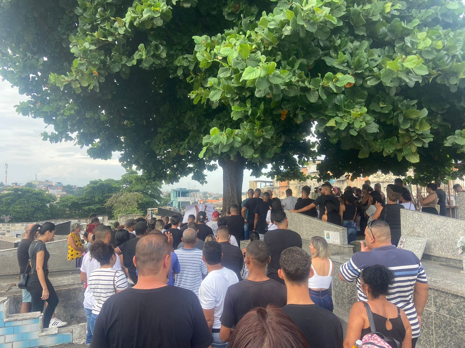 Jovem que morreu afogado em rave é enterrado na Baixada Fluminense