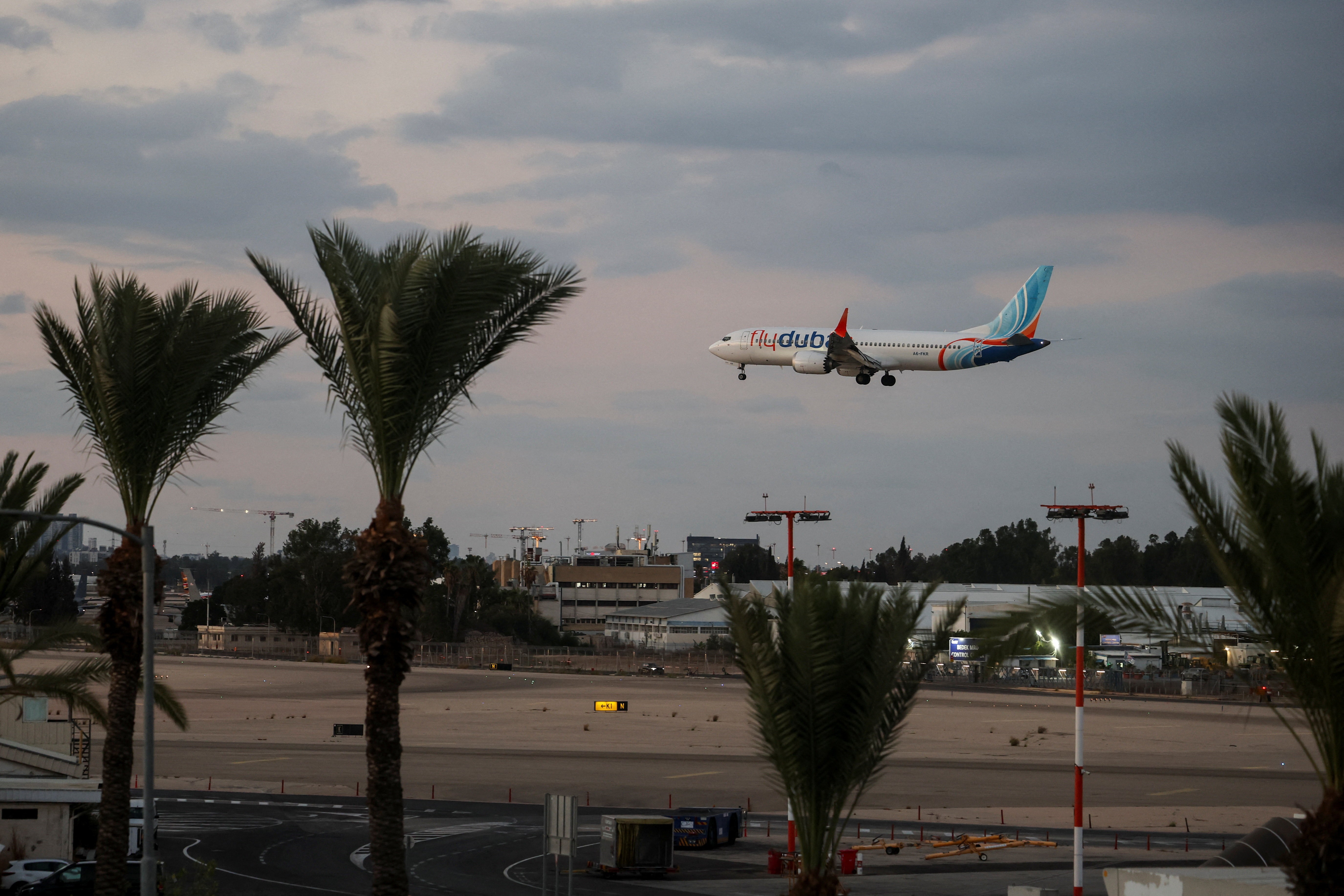 Netanyahu diz ser cedo para apontar responsáveis por incidente com avião; Flydubai suspende voos para Israel