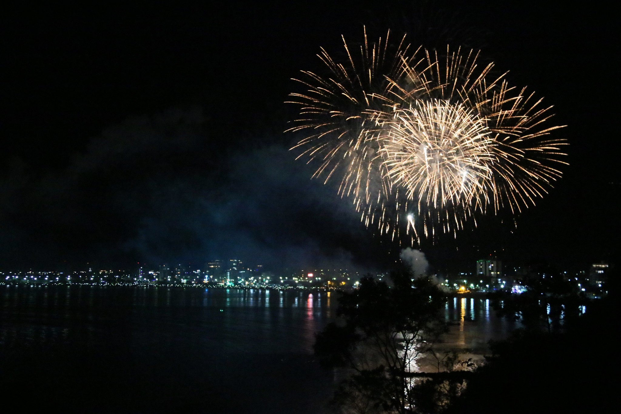 Réveillon 2025: veja a programação de queima de fogos e shows para a virada do ano no Litoral Norte de SP