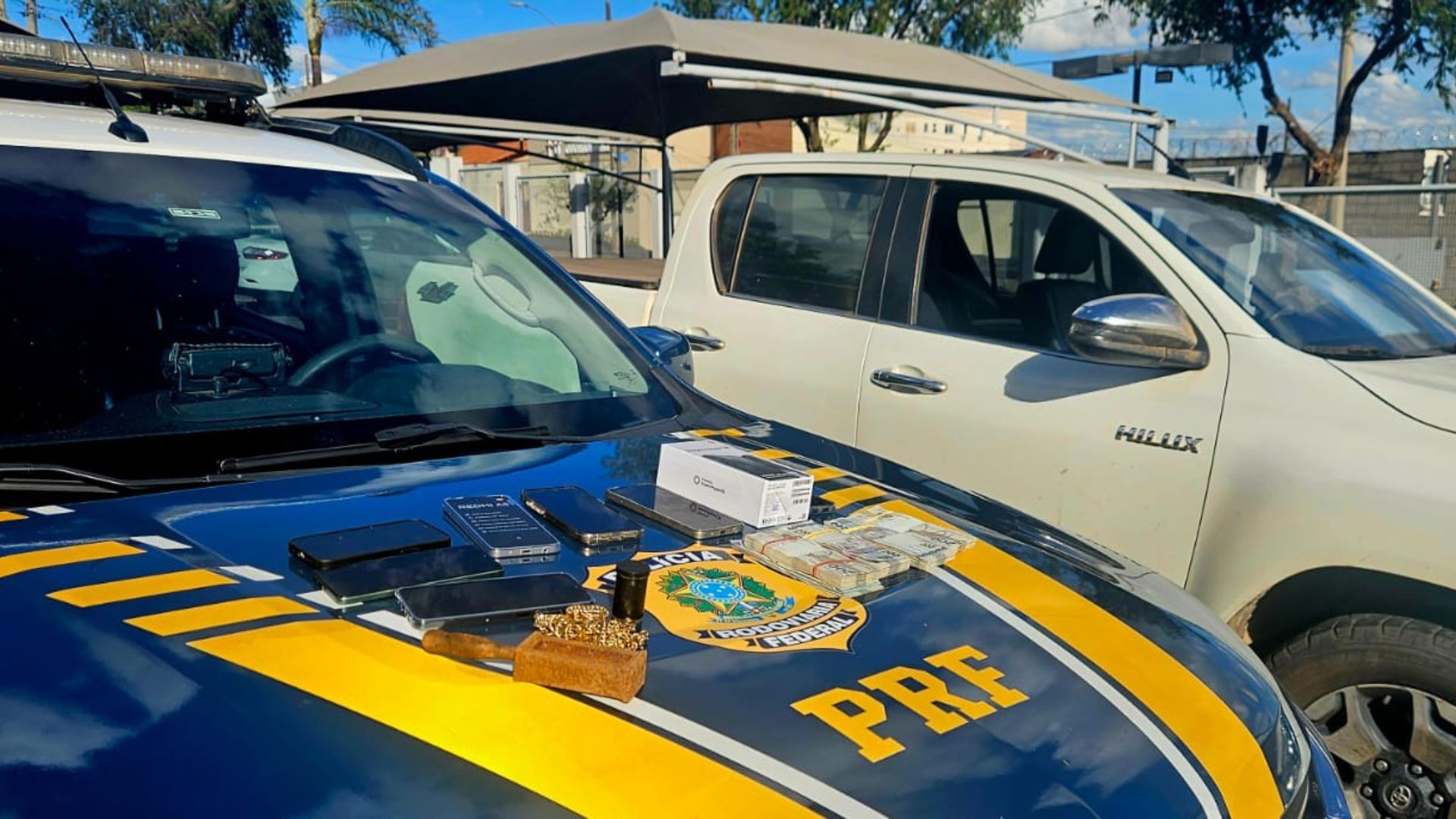 PRF apreende dólares, ouro, R$ 80 mil e forja de fundição em caminhonete na BR-050, em Araguari