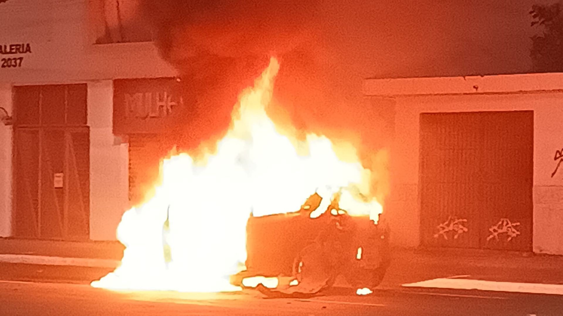 Homem morre e carro pega fogo em acidente com três veículos em Vitória