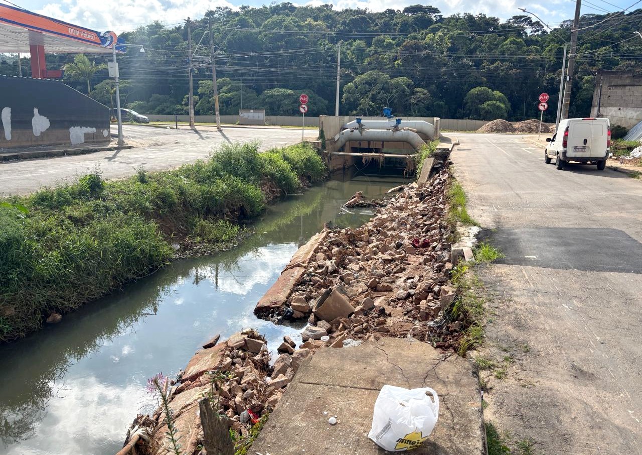 Mureta cede em córrego do bairro Industrial, que aguarda obras após tragédia em Juiz de Fora