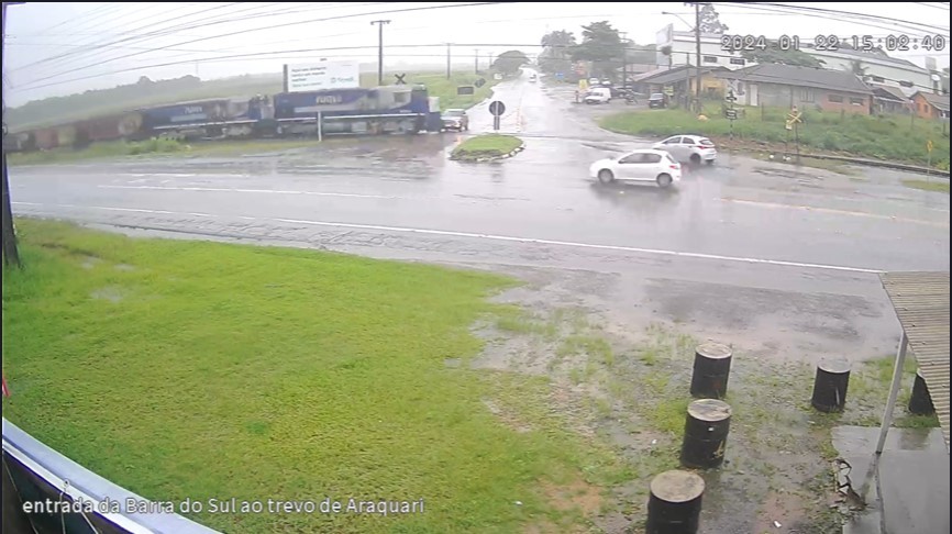 Vídeo flagra batida de trem com carro no Norte de SC