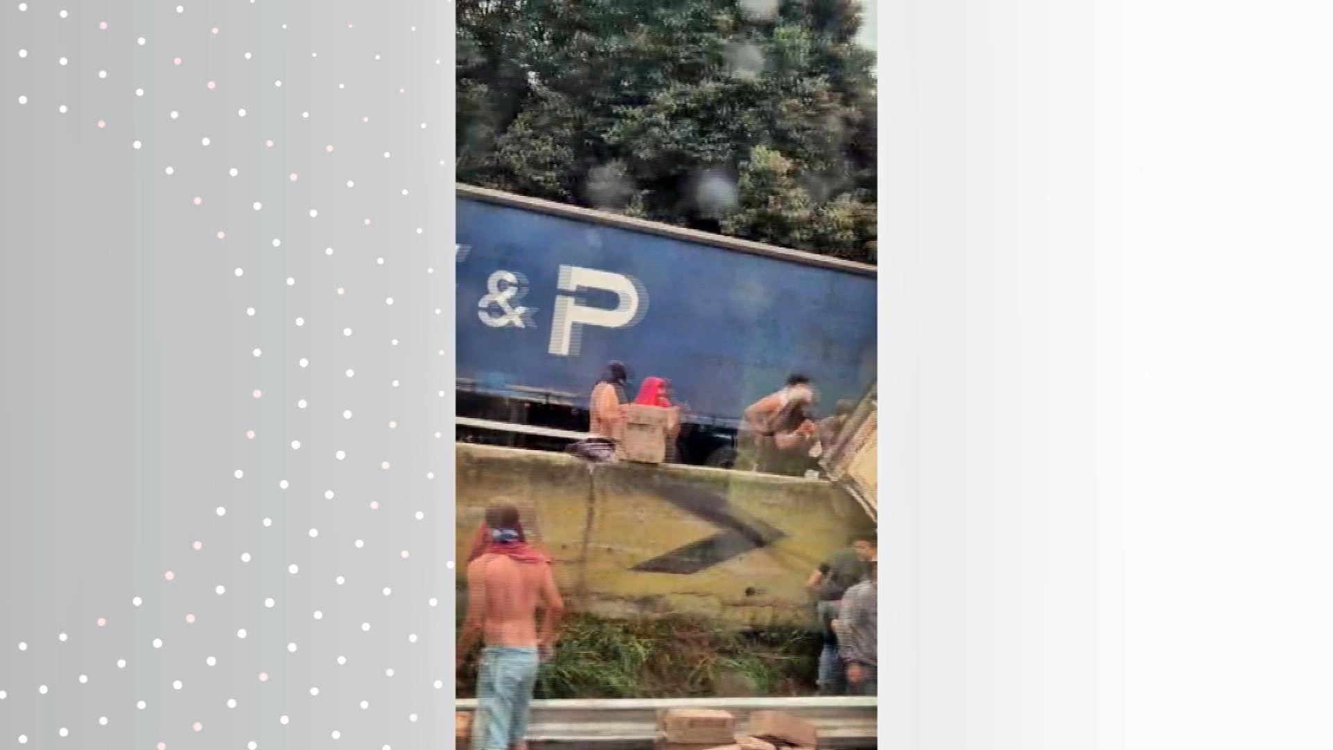 Carreta que transportava margarina é saqueada após tombar na Rodovia Fernão Dias, em Itapeva, MG