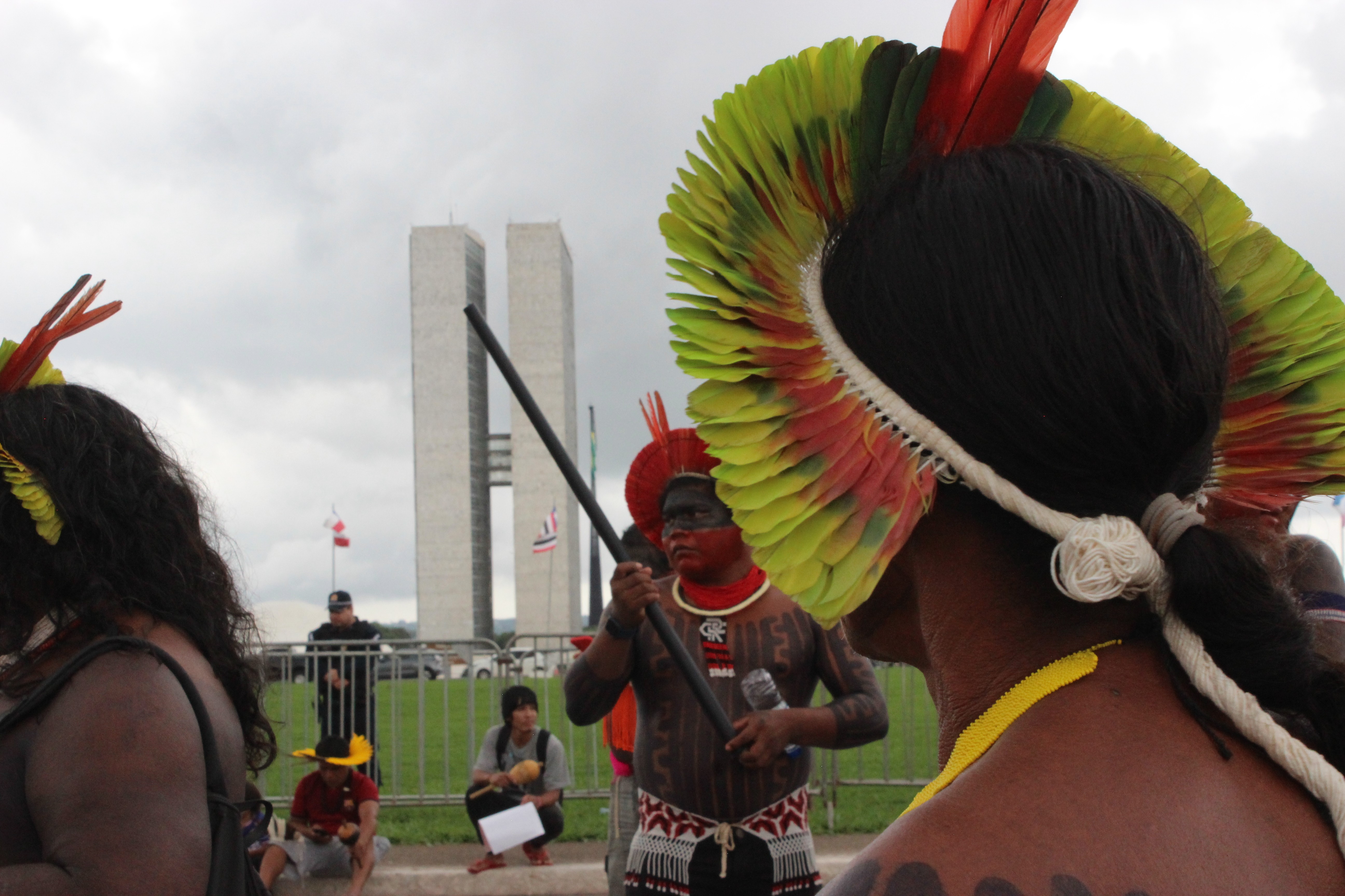 Câmara aprova projeto que assegura a povos indígenas e tradicionais direito de usar cocar e turbante em fotos de documentos