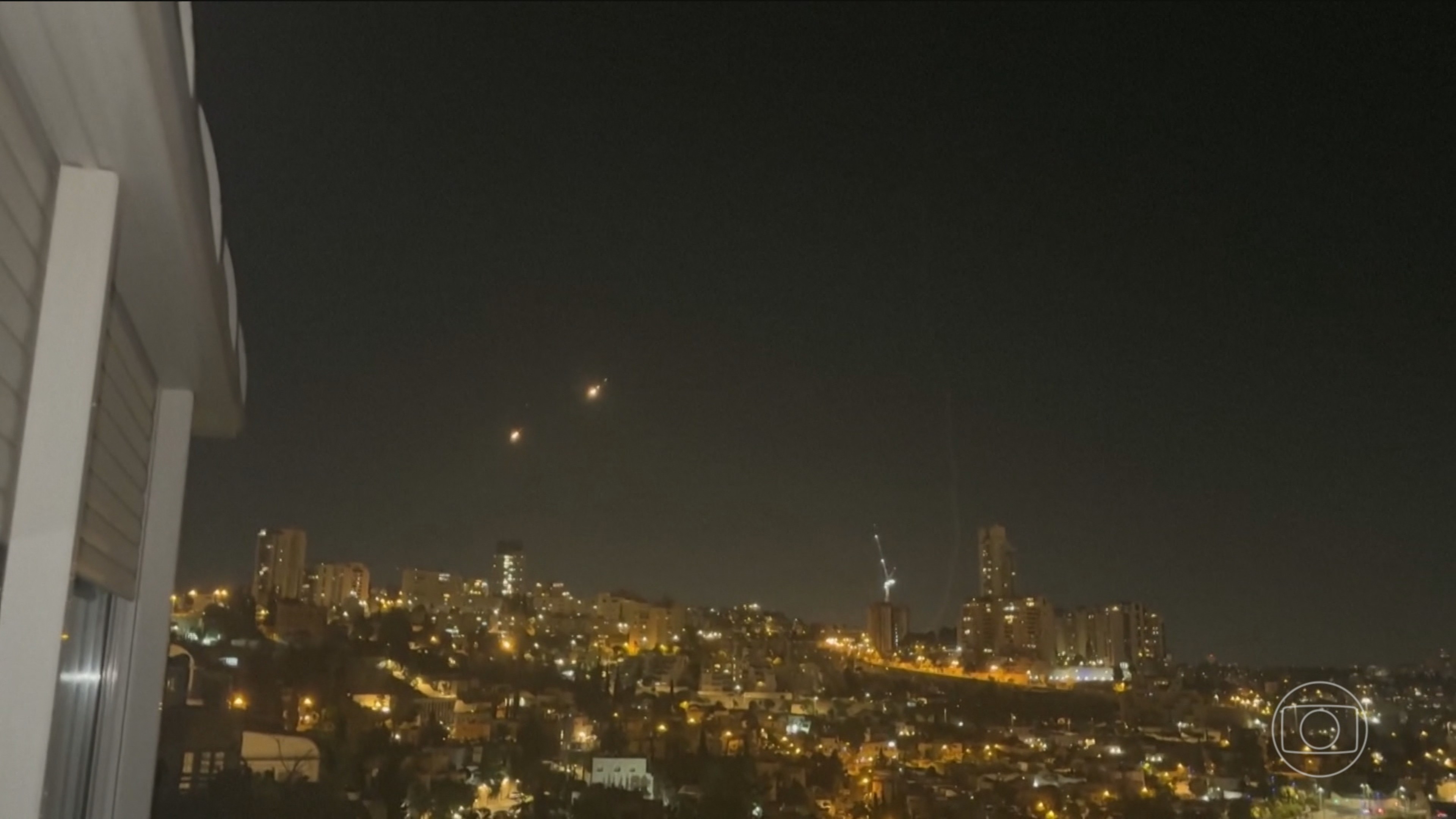 Irã volta a atacar Israel com mísseis e aciona sistema de defesa da capital, Teerã
