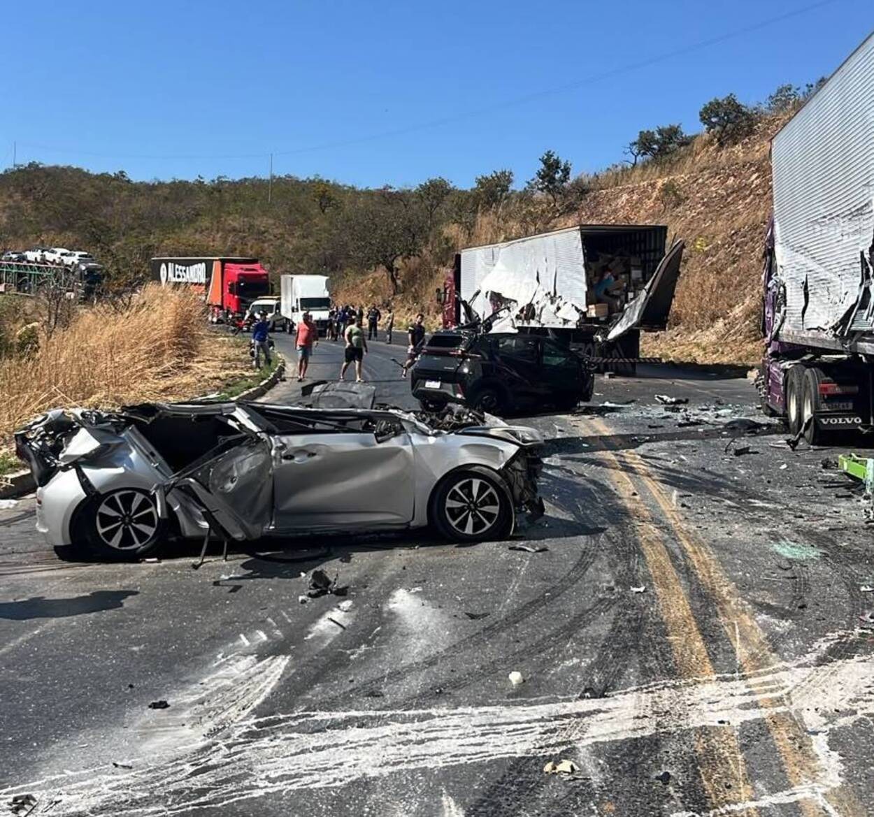 Trânsito na BR-251 é liberado após acidente com quatro carretas