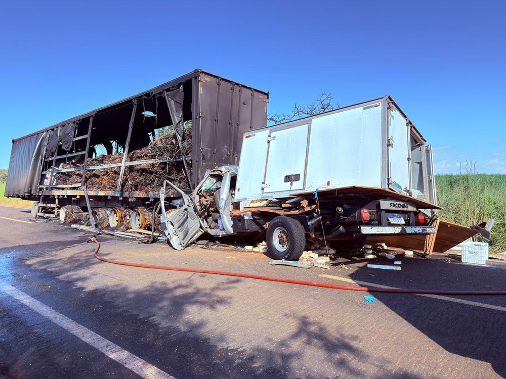 Sacramento: Pai e filho morrem após caminhonete com queijo bater em carreta parada na MG-428