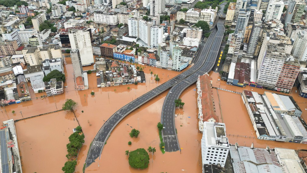 5 de maio - Imagem de drone mostra cidade de Porto Alegre alagada — Foto: Renan Mattos/Reuters