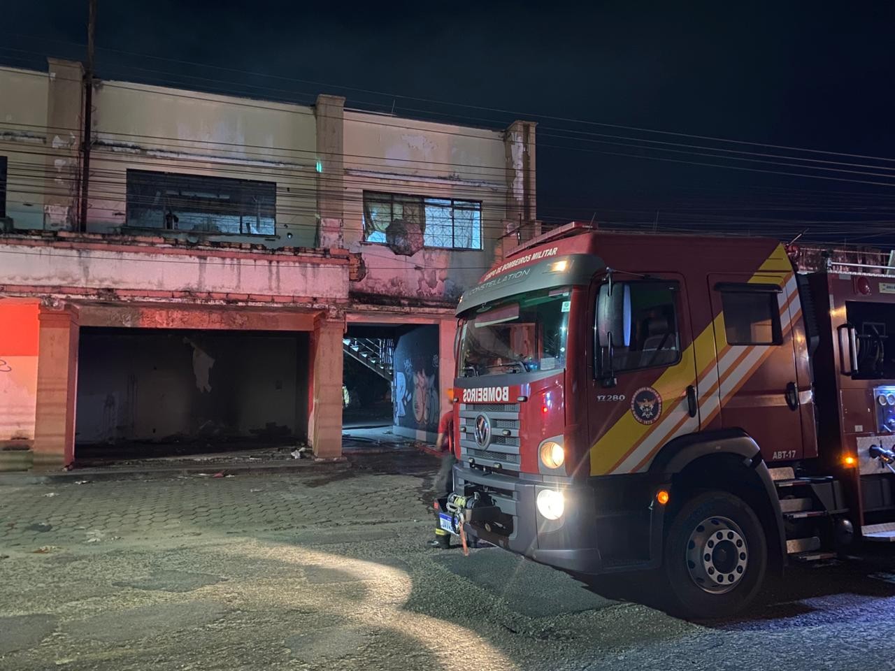Fogo causado por queima de lixo atinge imóvel abandonado em Boa Vista