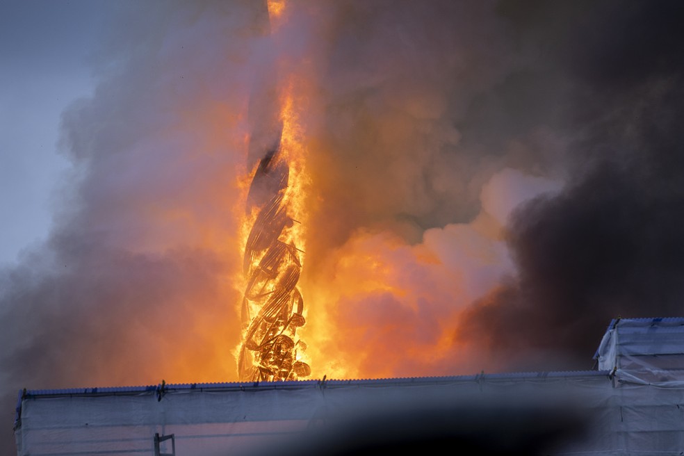 Torre de prédio histórico de Copenhague é envolto pelas chamas antes de desabar em incêndio — Foto: Ida Marie Odgaard/Ritzau Scanpix via AP