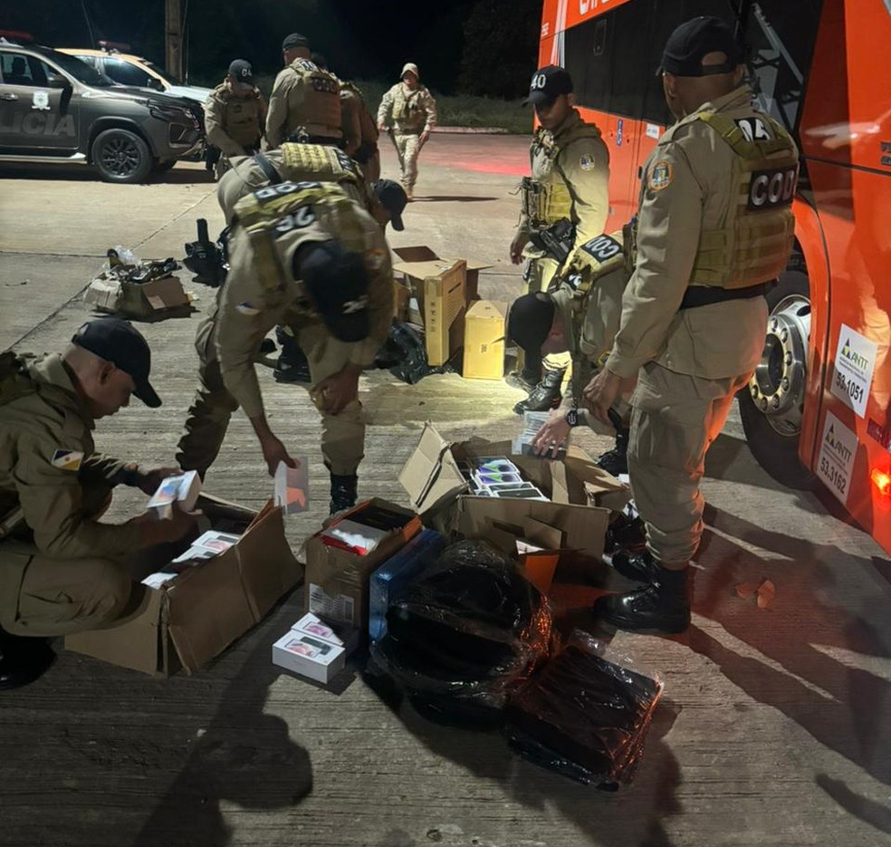 Produtos eletrônicos são encontrados em bagageiro de ônibus. — Foto: Reprodução/PMTO
